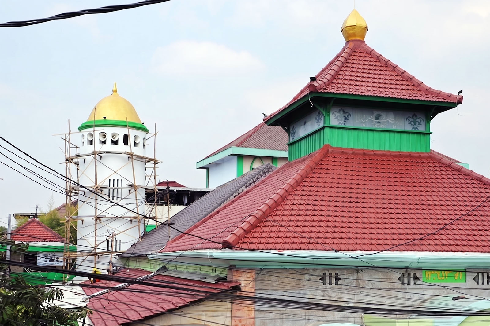 Menjelang Muktamar ke-35 NU, Menara Bersejarah Masjid Tambakberas Jombang Dipercantik
